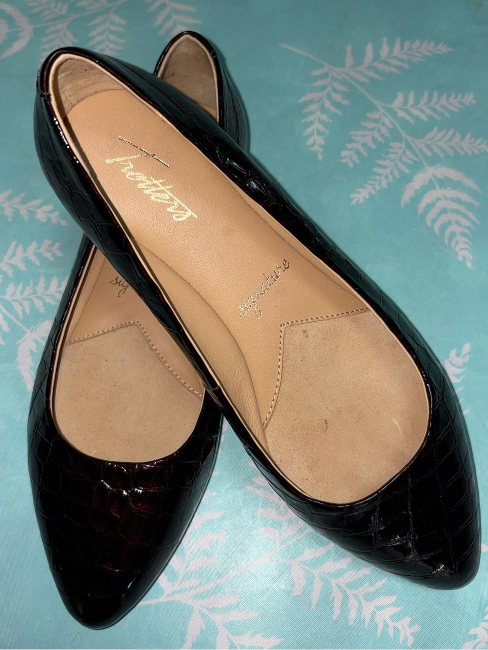 Trotters Pointed Toe Croc-Embossed Flats in Dark Brown